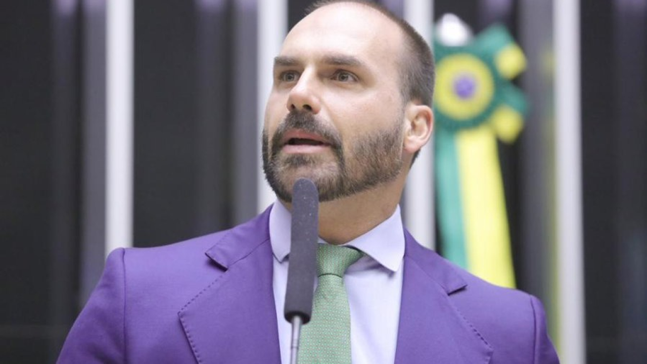 Líder do PT recorre ao STF para impedir que governadores garantam mandato de Eduardo Bolsonaro