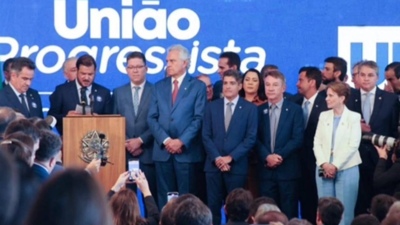 Com mais de 100 deputados, União Brasil e Progressistas anunciam saída do governo Lula