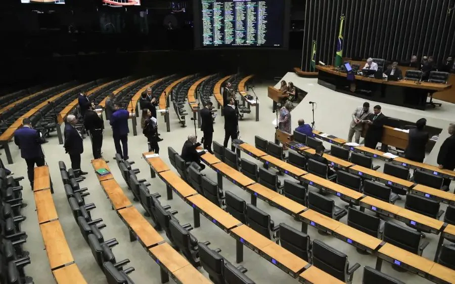 Câmara aprova uso de R$ 30 bilhões do fundo social para quitar dívidas rurais e irrita governo Lula