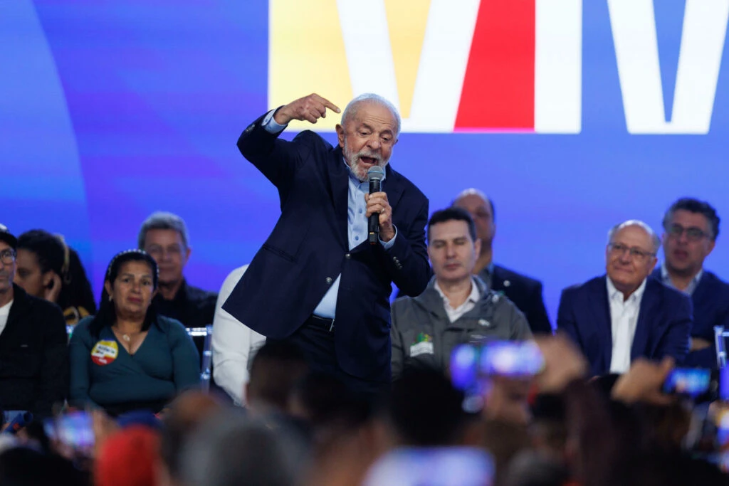 Lula critica voto de pobre em rico: “Ele só é rico porque já roubou”
