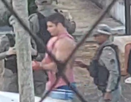 Veja o momento da prisão do homem que agrediu a namorada em elevador; ele alegou 'surto claustrofóbico'