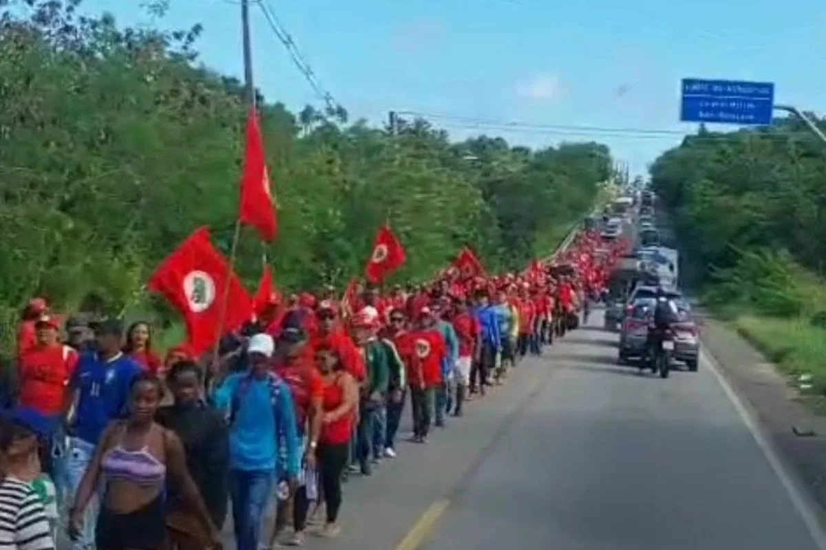 Movimento dos Sem Terra (MST) realiza caminhada pela BR-406 no sentido Ceará-Mirim/Natal