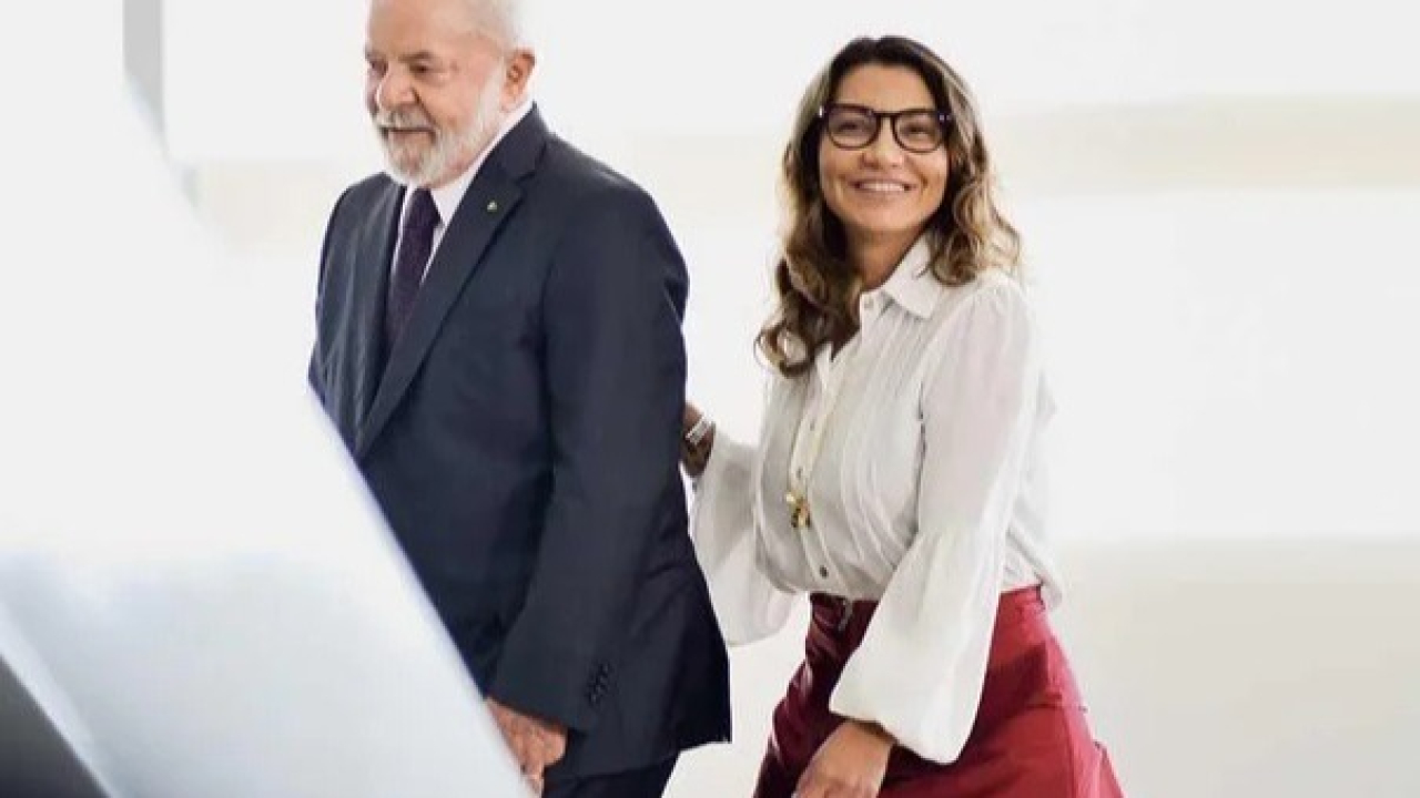 Em documentário, Janja interrompe Lula para fazer crítica a evangélicos