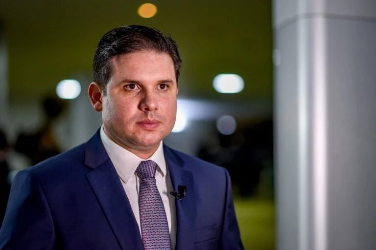 Motta proíbe comissões na Câmara e derruba investida da oposição em apoio a Jair Bolsonaro