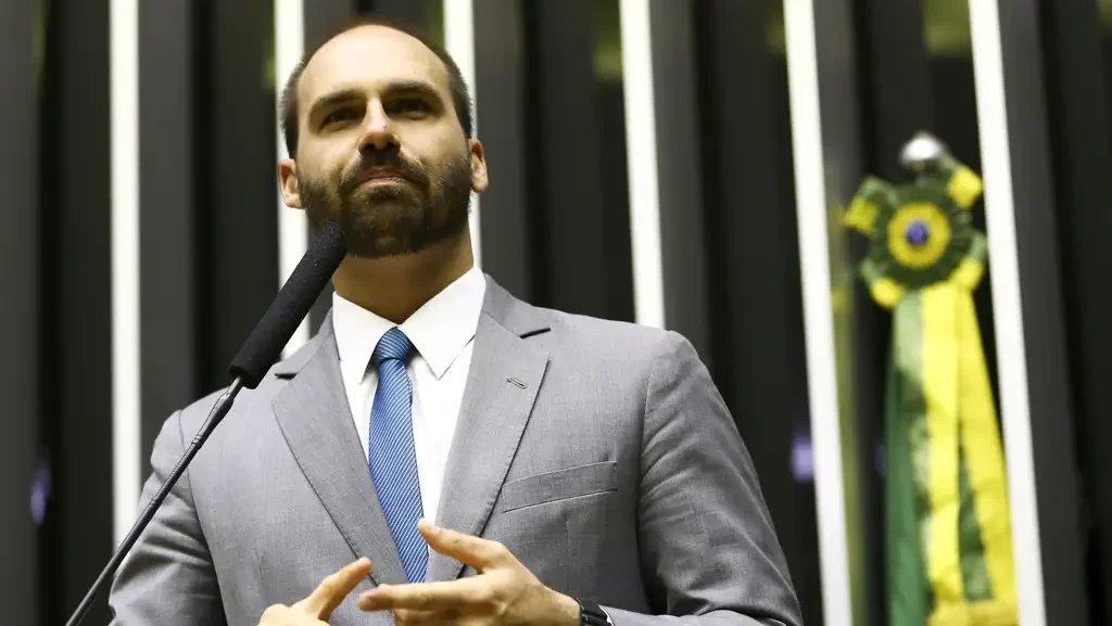 Licença de Eduardo Bolsonaro termina e deputado pode ter faltas contabilizadas na Câmara a partir desta segunda