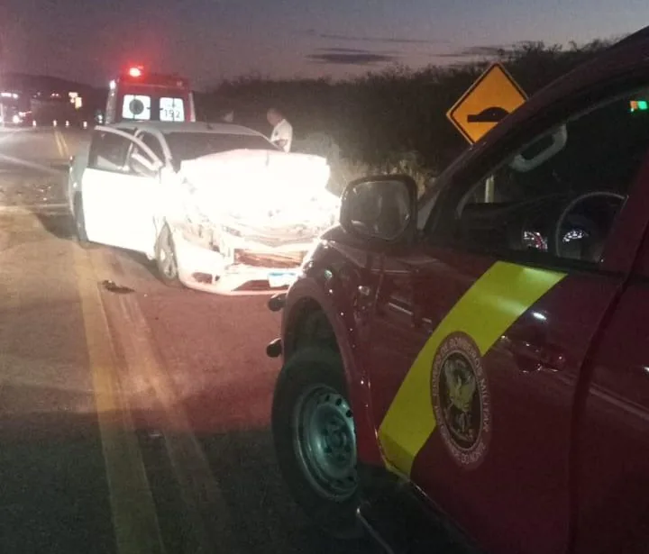 Vítima é resgatada após ficar presa às ferragens em acidente entre carro e ônibus em Pau dos Ferros