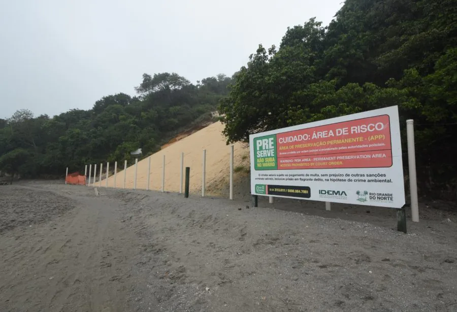 Morro do Careca começa a ser cercado novamente após subidas de turistas