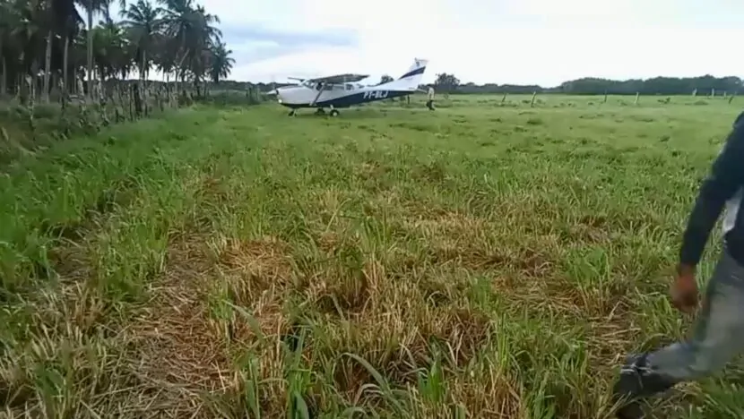 Avião faz pouso forçado em fazenda de Macaíba após colidir com cerca