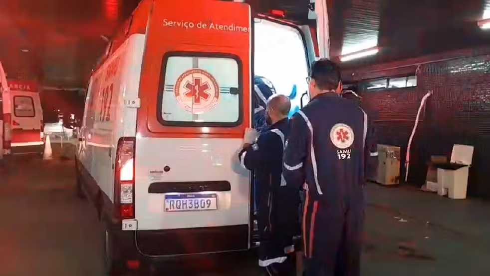Pai e filho sofrem descarga elétrica após cabo de energia cair em rua de Natal