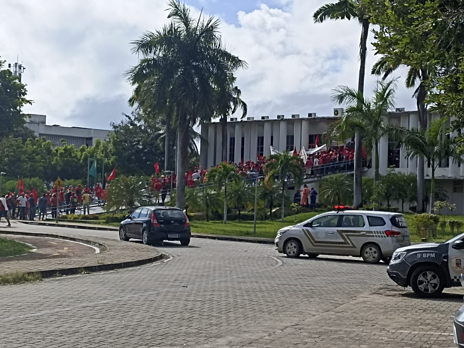 Manifestação do MST chega à Governadoria após caminhada pela BR-101 em Natal