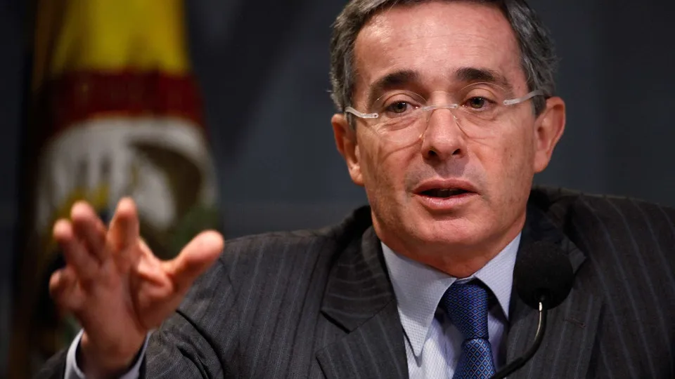 Justiça da Colômbia declara ex-presidente Álvaro Uribe culpado em caso de suborno