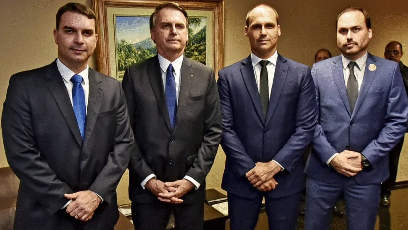 Filhos de Bolsonaro se pronunciam nas redes sociais e criticam medidas cautelares