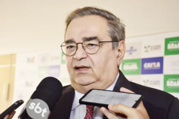 Álvaro quer chapa “moderada” com presença de Bolsonaro no palanque