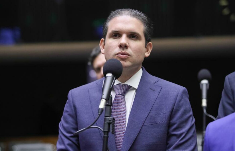 Hugo Motta torra R$110 mil em frete de jatinho para curtir aniversário