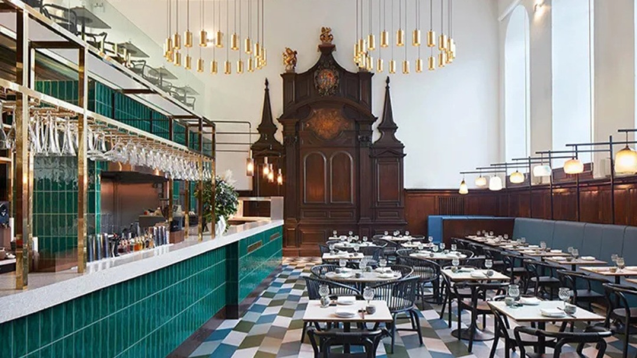 Igrejas europeias fecham e viram cafés, academias, museus, bares e boates