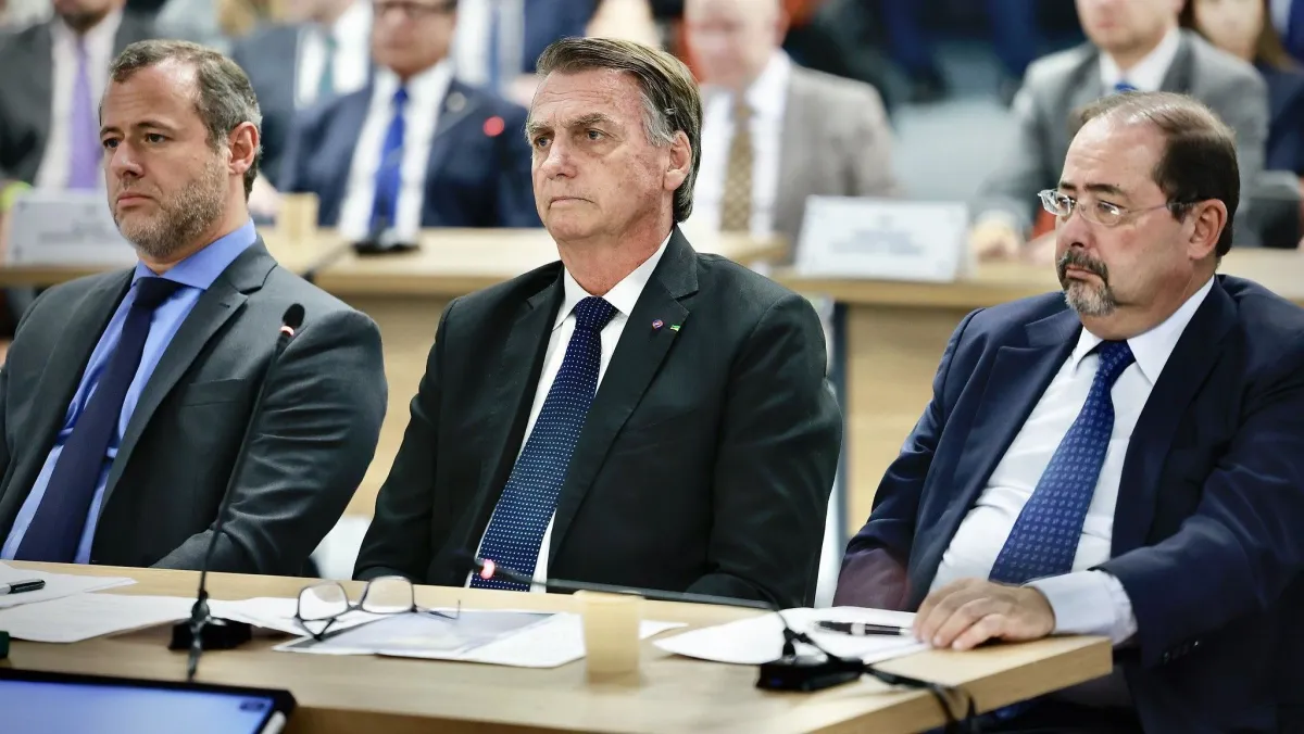 PF apreende 14 mil dólares na casa de Bolsonaro durante operação de busca