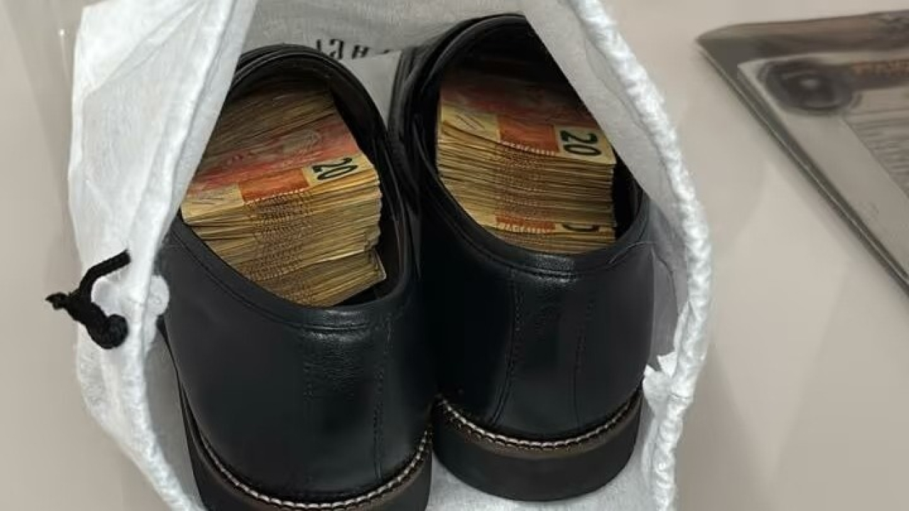 Político de partido da base do governo Lula é flagrado com dinheiro no sapato em operação da PF