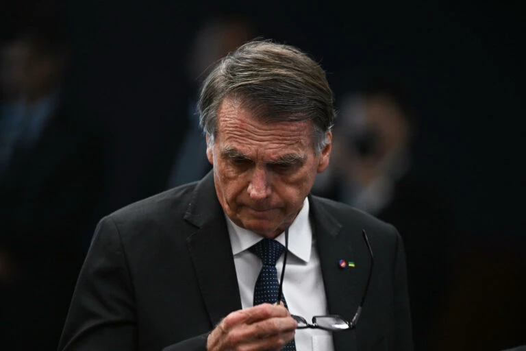 Bolsonaro cancela agenda com políticos após passar mal