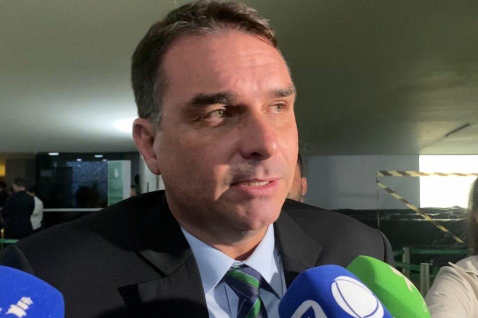 Flávio agradece apoio de Trump ao pai: ‘sempre em defesa da democracia’