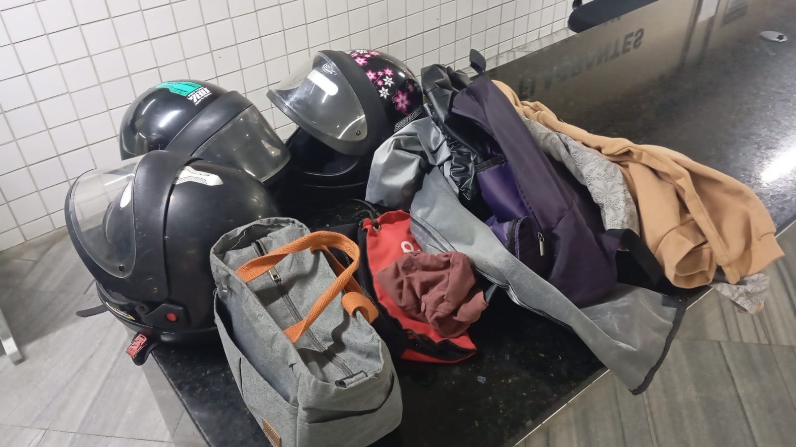 Polícia recupera moto e pertences após arrastão na zona Sul de Natal; vítimas foram resgatadas em área de mata