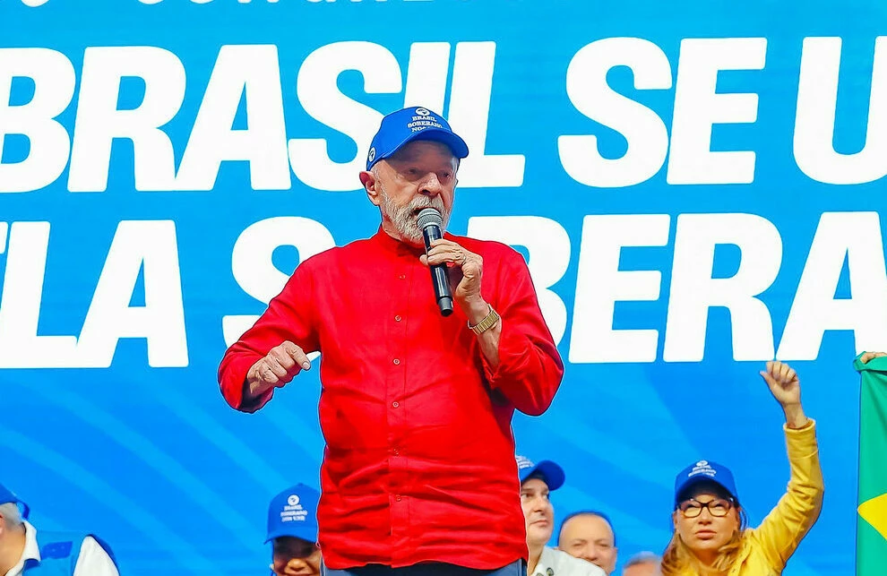 Lula se confunde e erra sigla LGBTQIA+ em evento da UNE