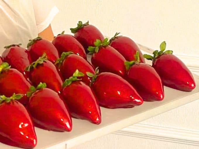 Mulher desmaia de ansiedade em fila para comprar Morango do Amor