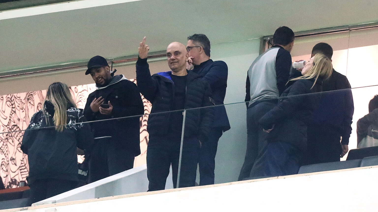 Estadão demite o fotógrafo que flagrou gesto obsceno de Moraes