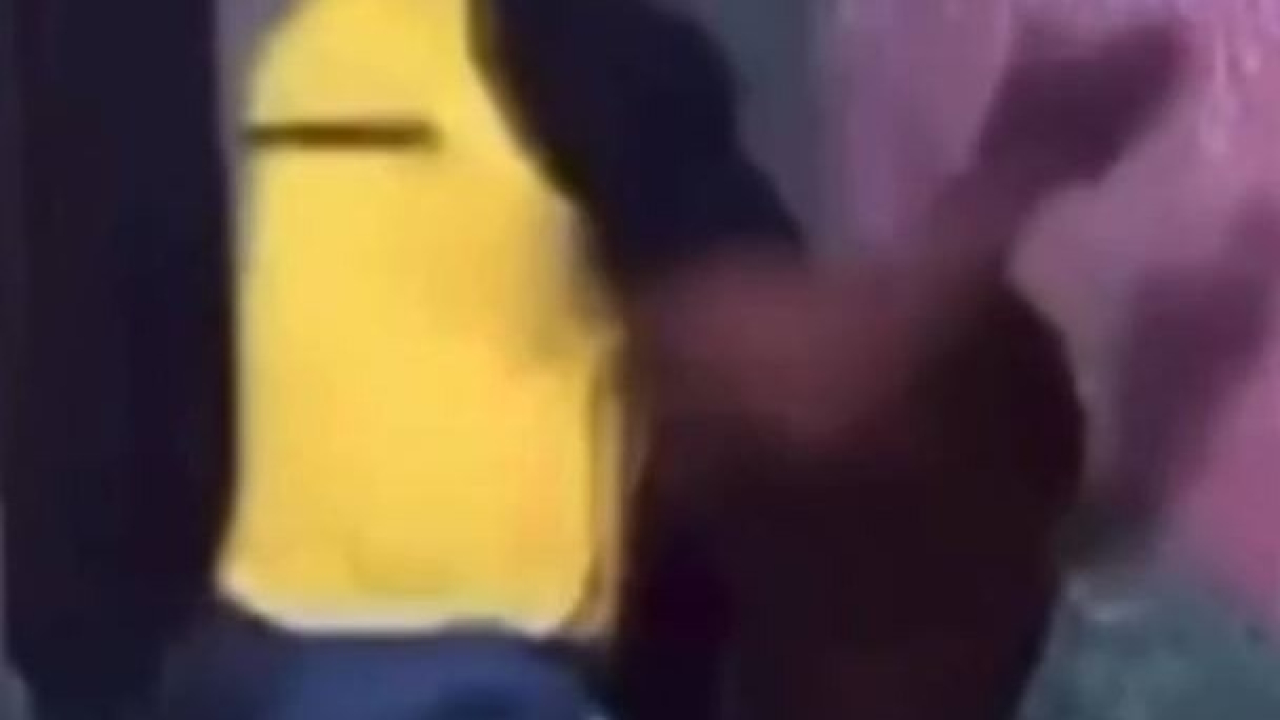 Imagens fortes mostram fisiculturista esganando e atacando ex com vários socos em clínica; ASSISTA