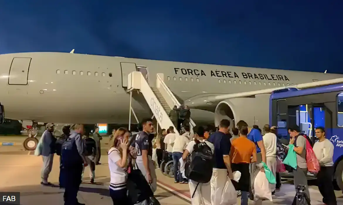 Voos com brasileiros deportados dos EUA devem aumentar nos próximos dias