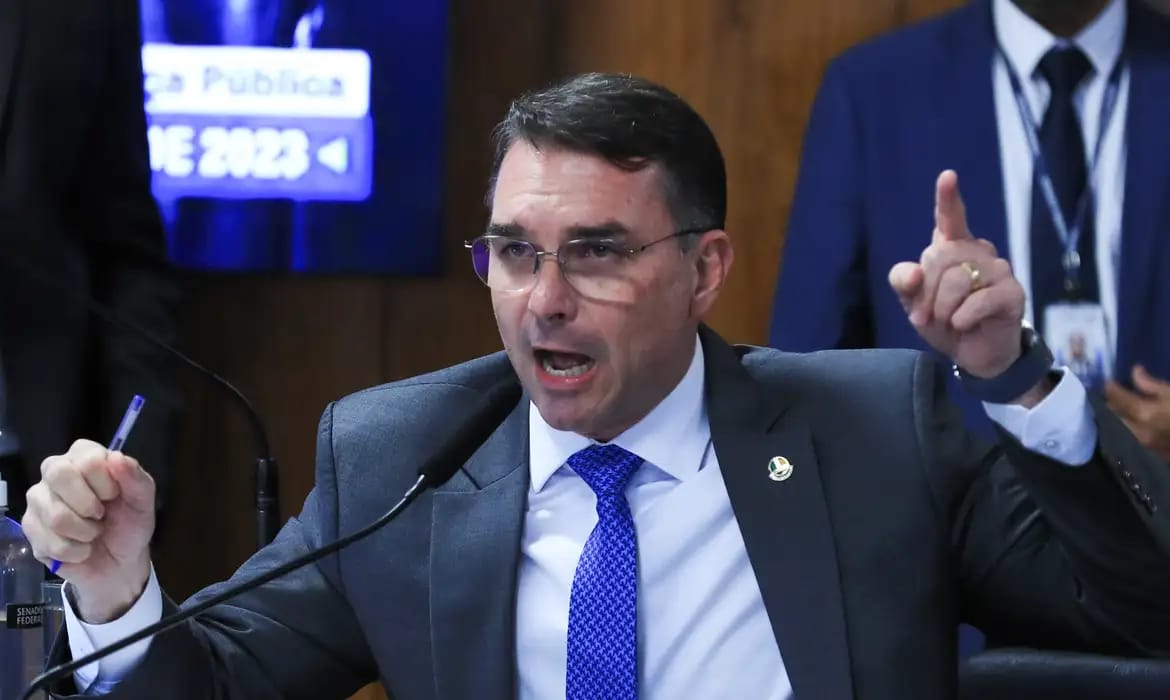 Lula se recusa ao diálogo e opta pelo caos, diz Flávio Bolsonaro
