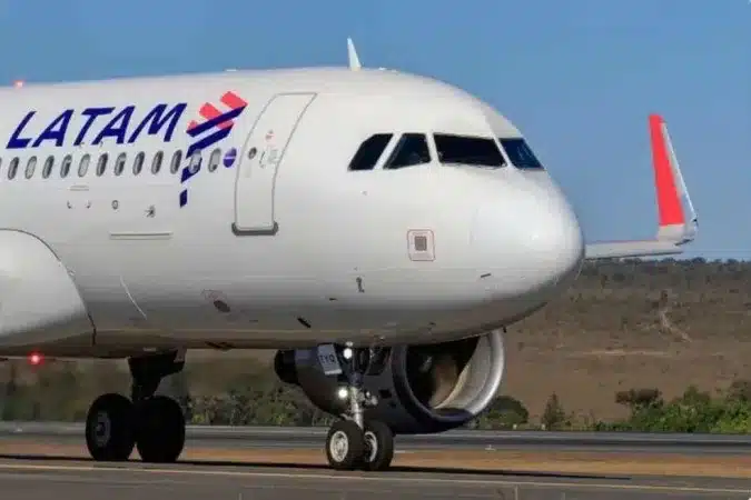 Justiça do RN autoriza mulher com transtorno de pânico a viajar com cadela de apoio emocional na cabine do avião