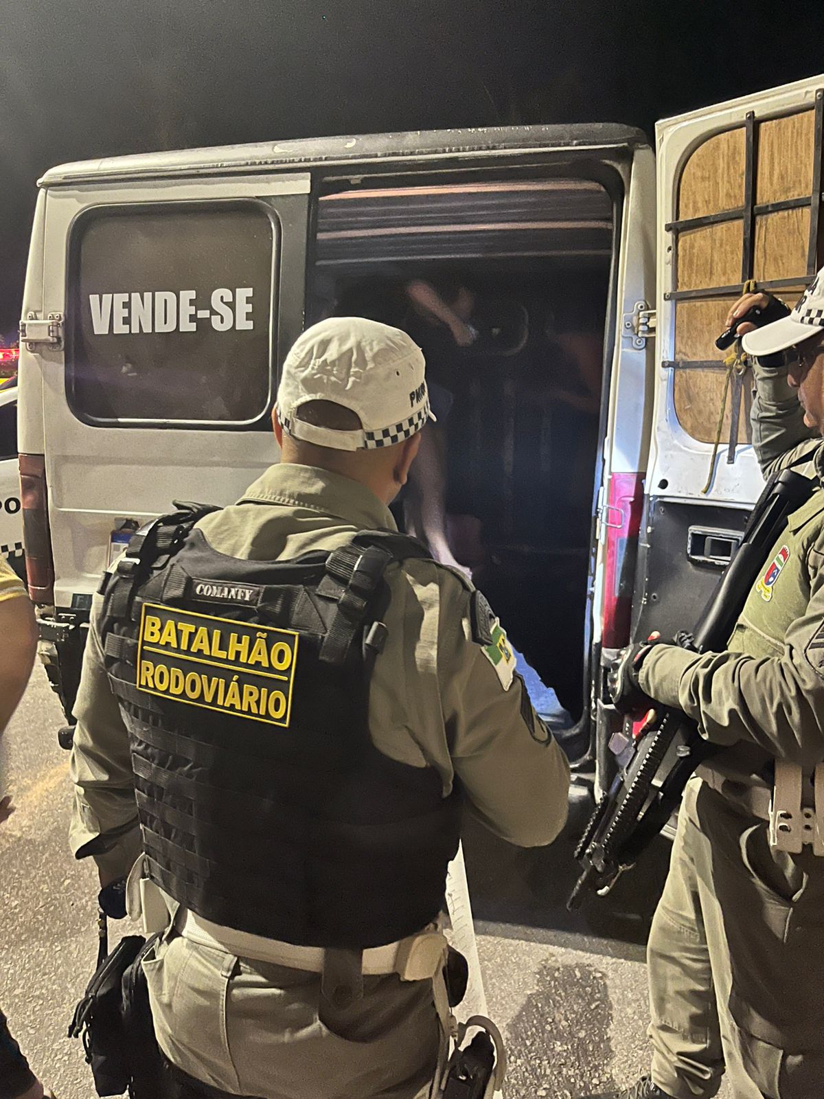 Idoso é preso embriagado transportando família em compartimento de carga em Parnamirim