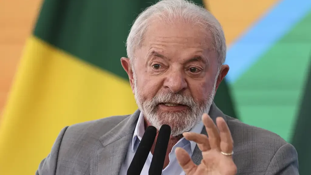 Lula diz que ficará “mais esquerdista e mais socialista” e defende que presidente com população passando fome seja “decapitado”