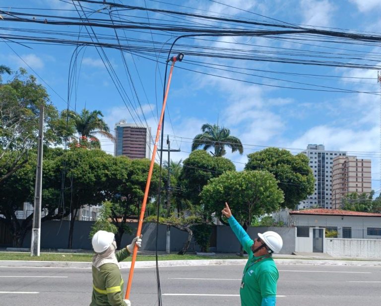 Mais de 5,5 toneladas de cabos irregulares são retiradas da Avenida Hermes da Fonseca