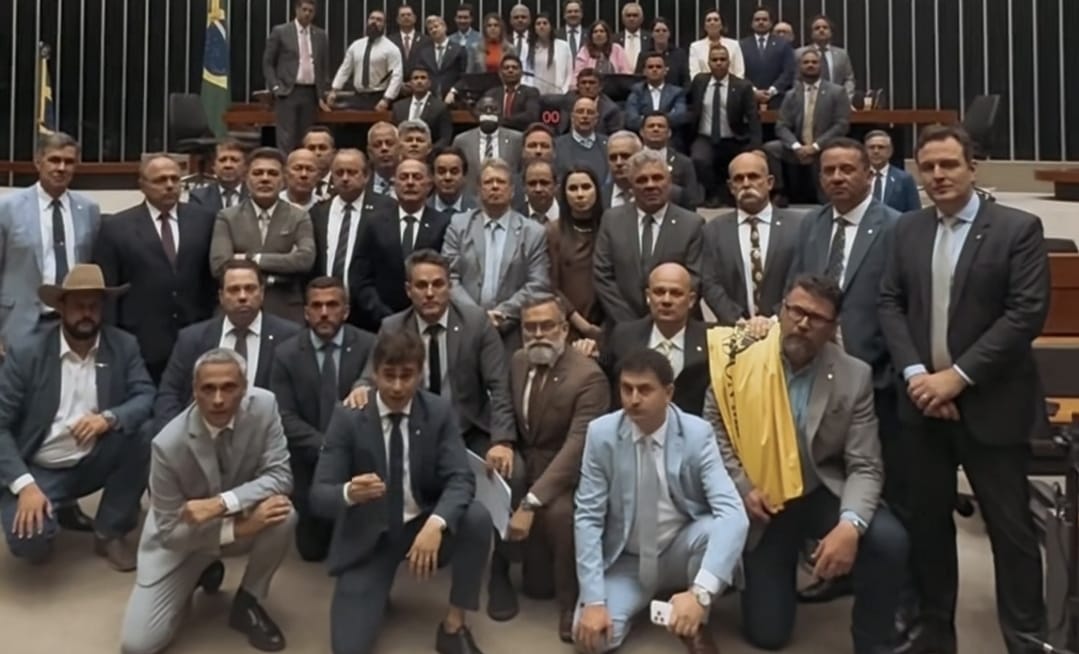 Motta cede, promete pautar anistia e oposição celebra vitória