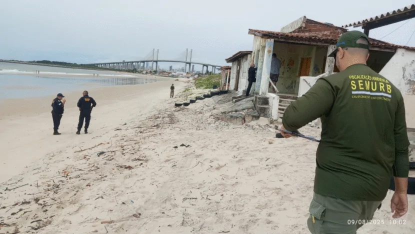 Prefeitura identifica 12 imóveis irregulares na faixa de areia da Praia da Redinha