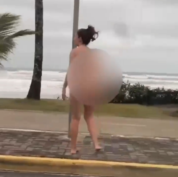 Mulher é presa nua na praia após confessar assassinato do pai