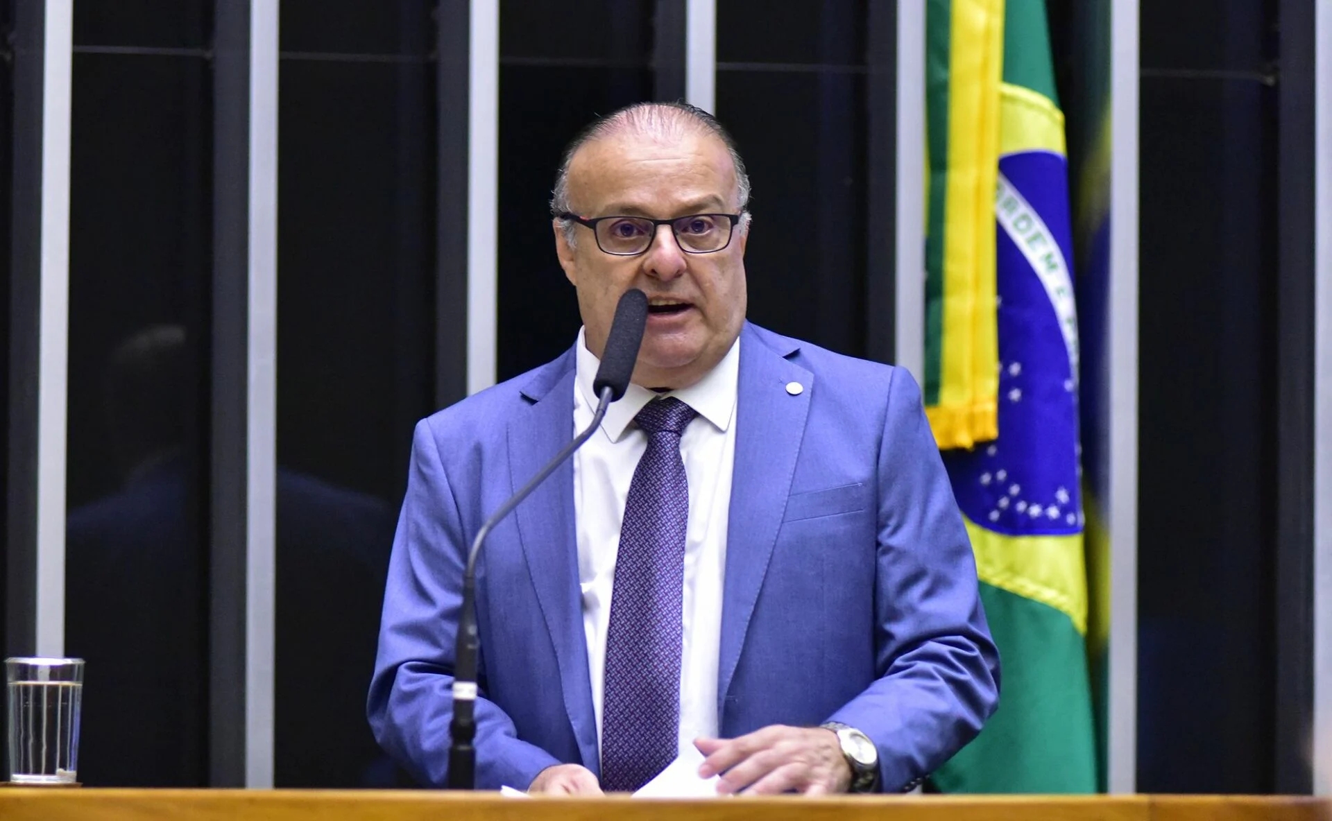 Prefeito Paulinho Freire sanciona lei que obriga filtros de internet para proteger crianças