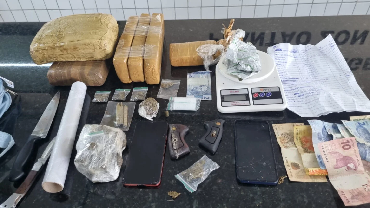 Tráfico de drogas em Parnamirim resulta em prisão de casal, apreensão de drogas, armas e moto adulterada