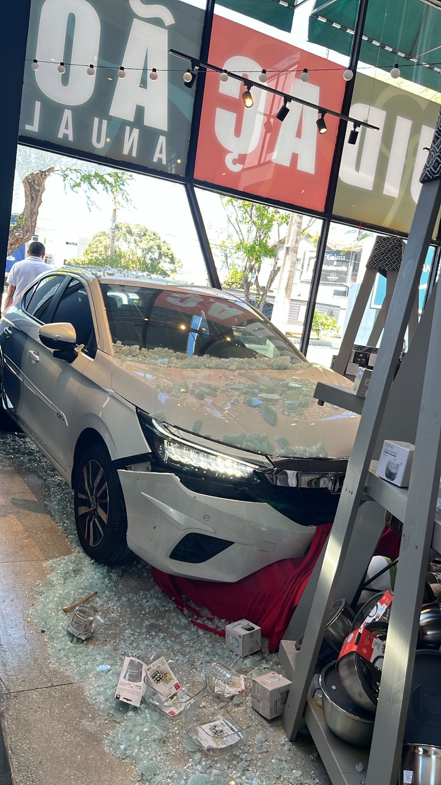 Motorista perde o controle e invade imóvel na avenida Hermes da Fonseca