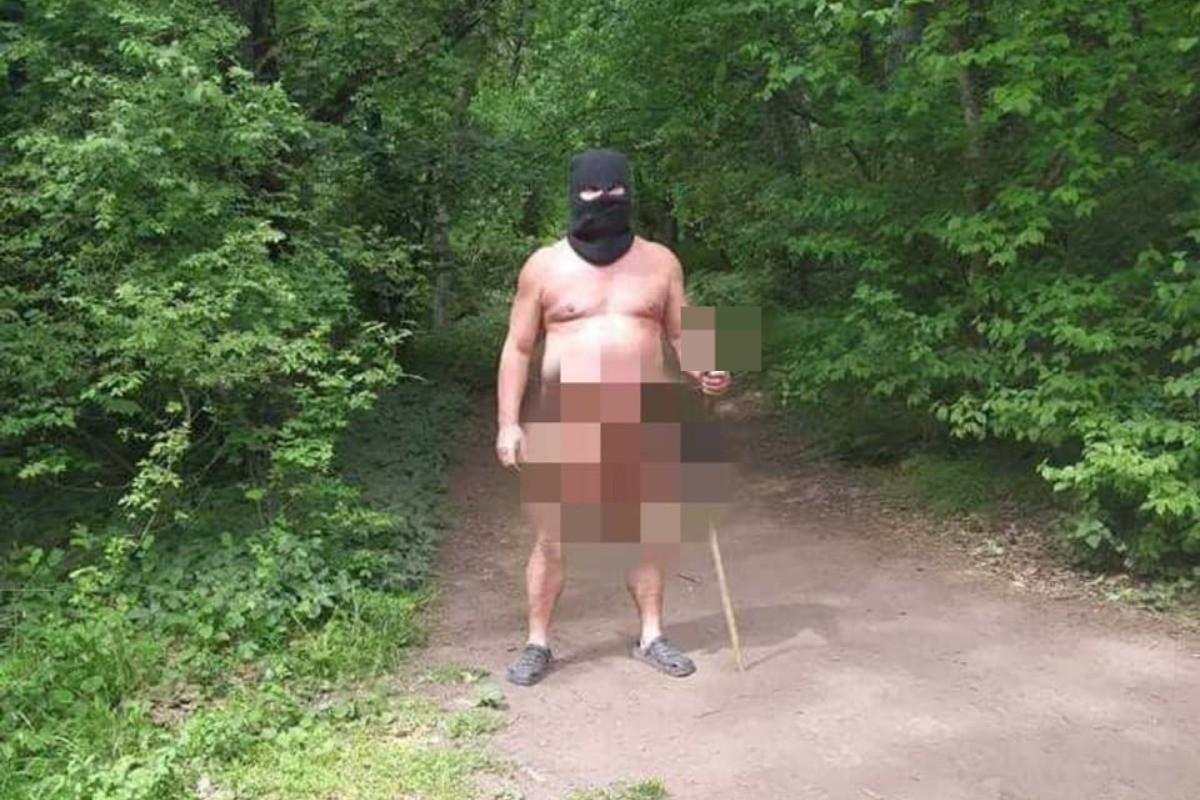 Homem nu, de balaclava e com objeto sexual em bastão, persegue mulheres em floresta