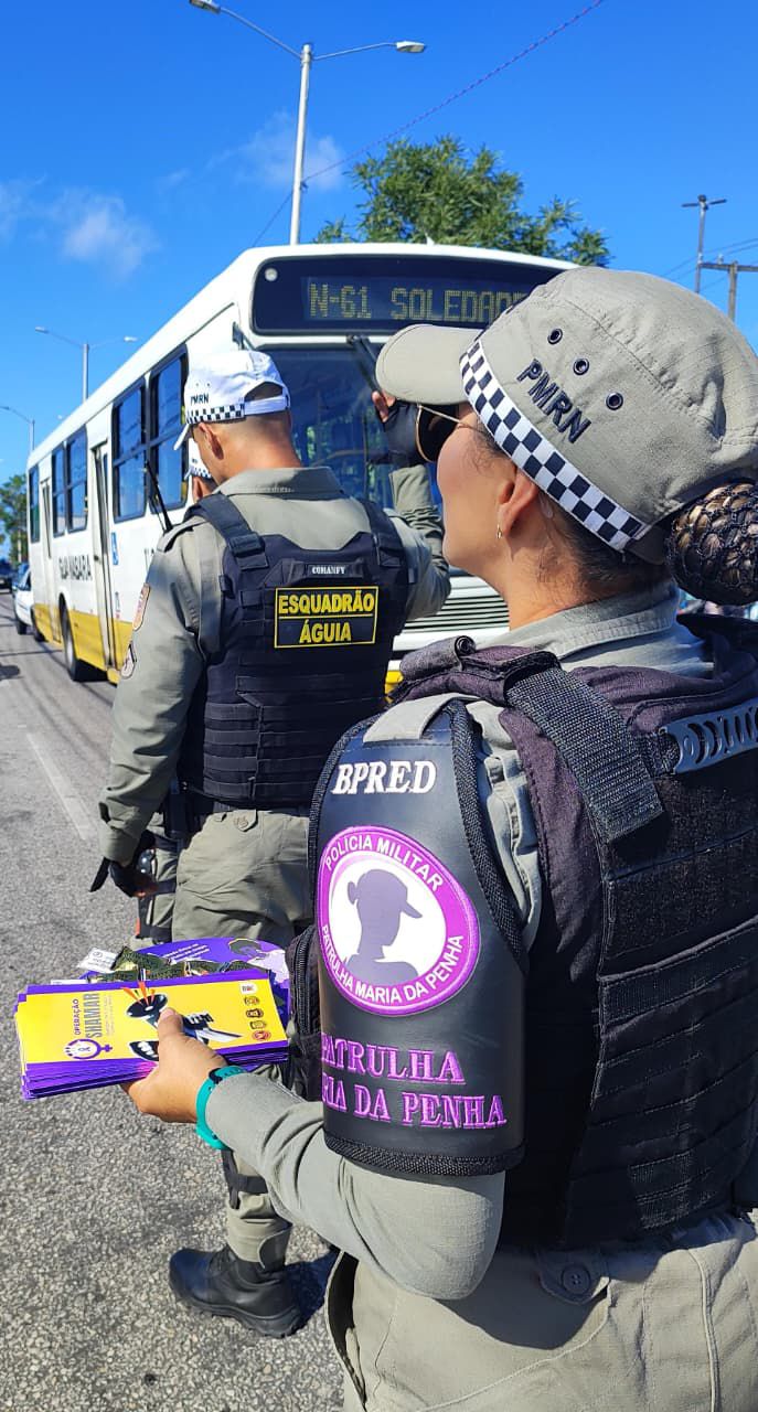 Lei Maria da Penha completa 19 anos e PM realiza blitz educativa na Zona Norte de Natal