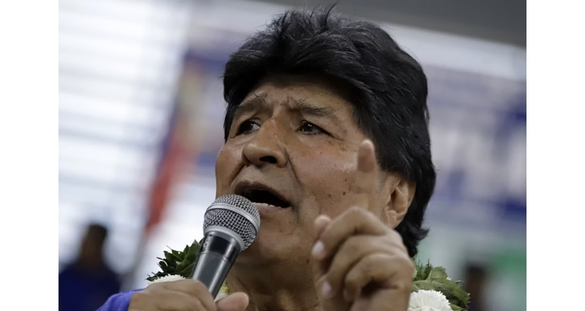 Evo Morales diz que pleito na Bolívia é ilegítimo; candidato de esquerda, seu ex-aliado, é apedrejado