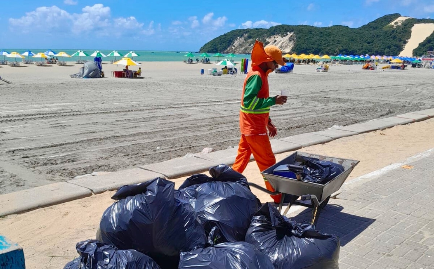 Urbana intensifica limpeza e combate ao descarte irregular nas praias de Natal