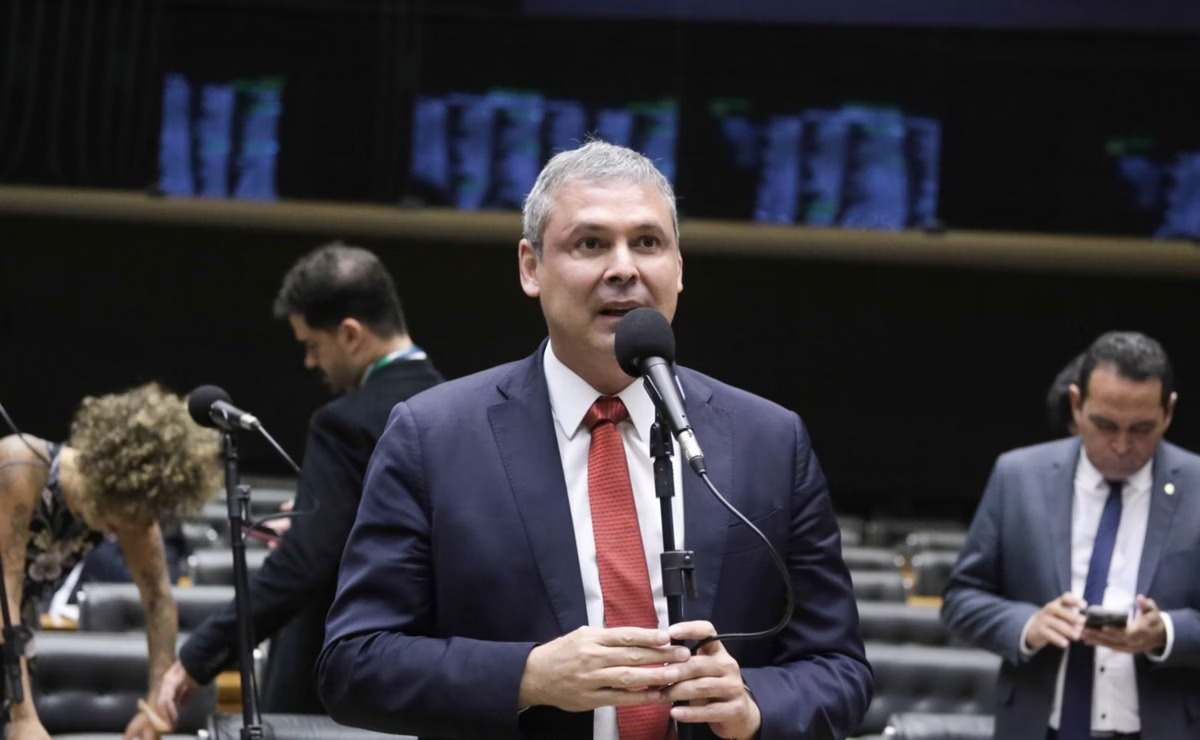 PT pede prisão preventiva de Bolsonaro e alerta para risco de motim na Câmara com julgamento no STF