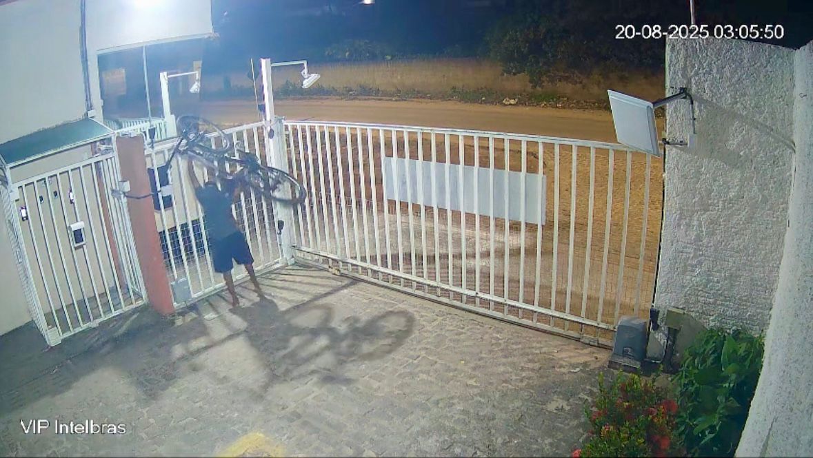 Vídeo flagra homem furtando duas bicicletas em condomínio no Planalto