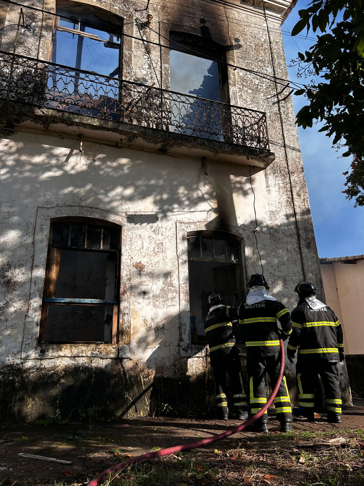 Corpo de Bombeiros combate incêndio em imóvel histórico em Ceará-Mirim