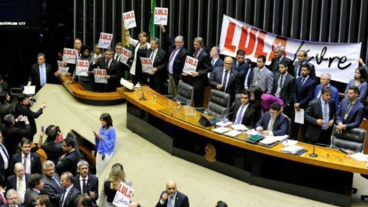 Esquerda também obstruiu votação pedindo ‘Lula Livre’, há sete anos