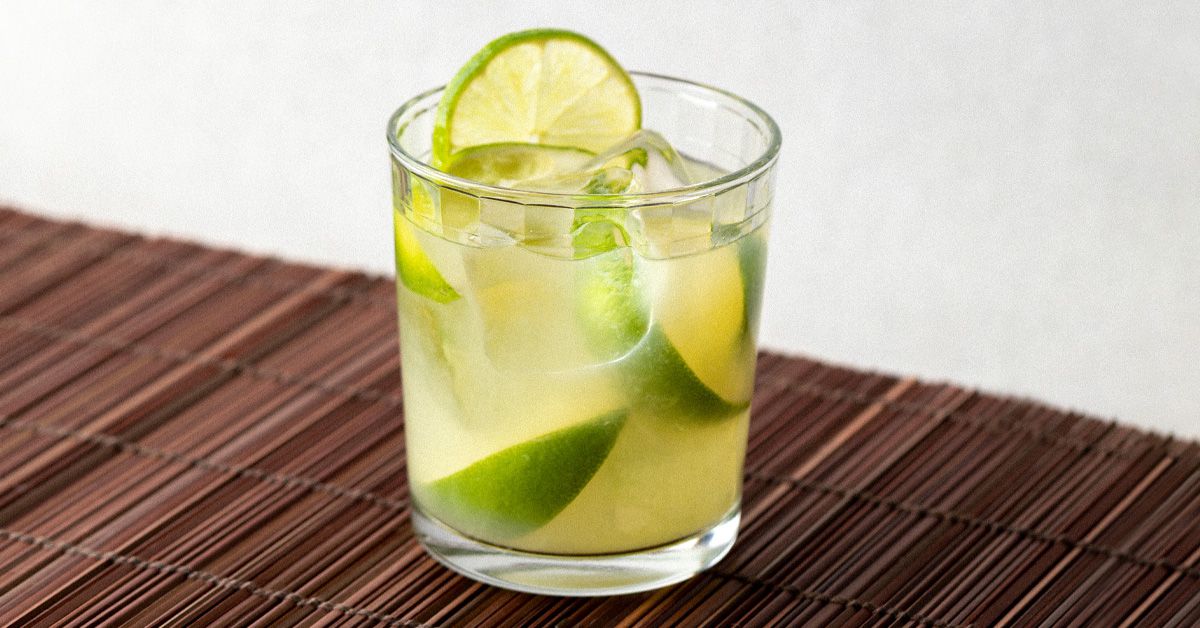 Homem é preso por cobrar R$ 2 mil de turista por uma caipirinha