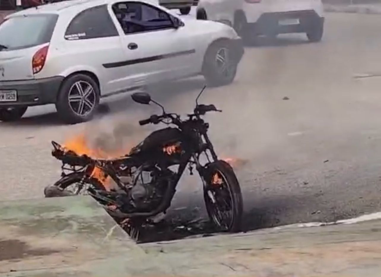 Homem ateia fogo na própria moto após apreensão de blitz em Parnamirim